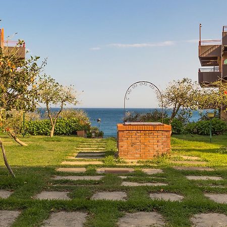 Blue Wood Apartment Letojanni Exterior photo