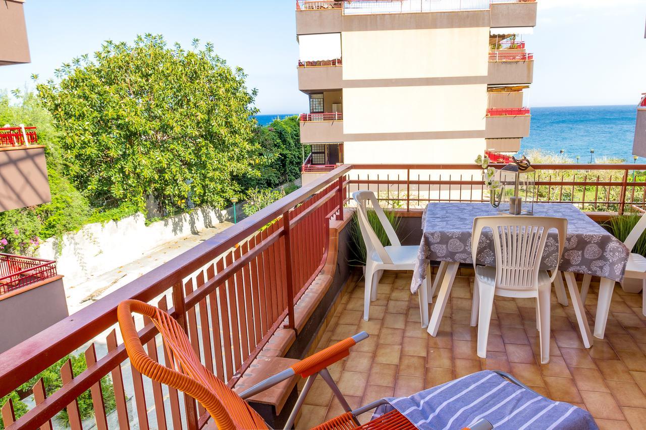Blue Wood Apartment Letojanni Exterior photo